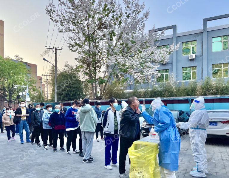疫情防控期，北京市民在做核酸检测